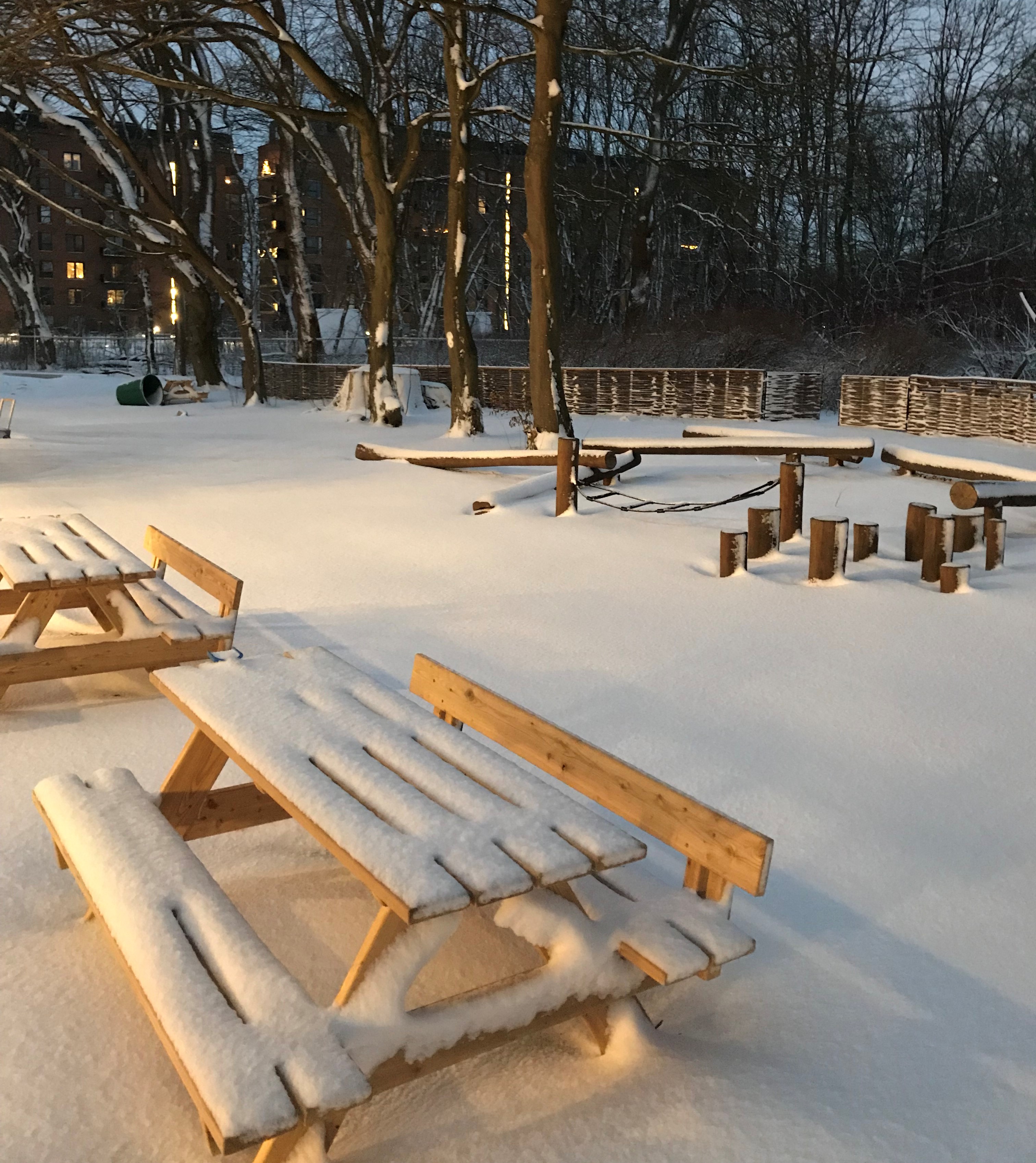 Billedet af institutionens legeplads om vinteren
